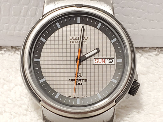 Vintage Seiko Sports 100 Men's Day Date Quartz Watch Grey Dial Three Jewels