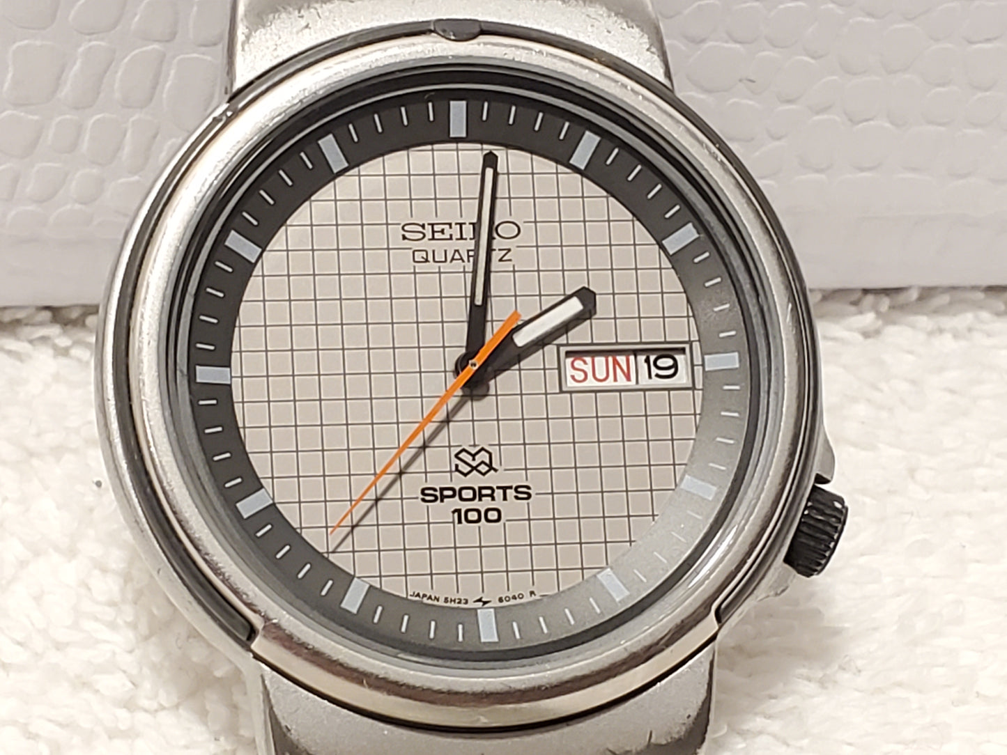 Vintage Seiko Sports 100 Men's Day Date Quartz Watch Grey Dial Three Jewels