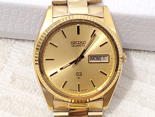 Vintage Seiko SQ Day Date Mens Gold Tone Quartz Watch Two Jewels Stainless Steel