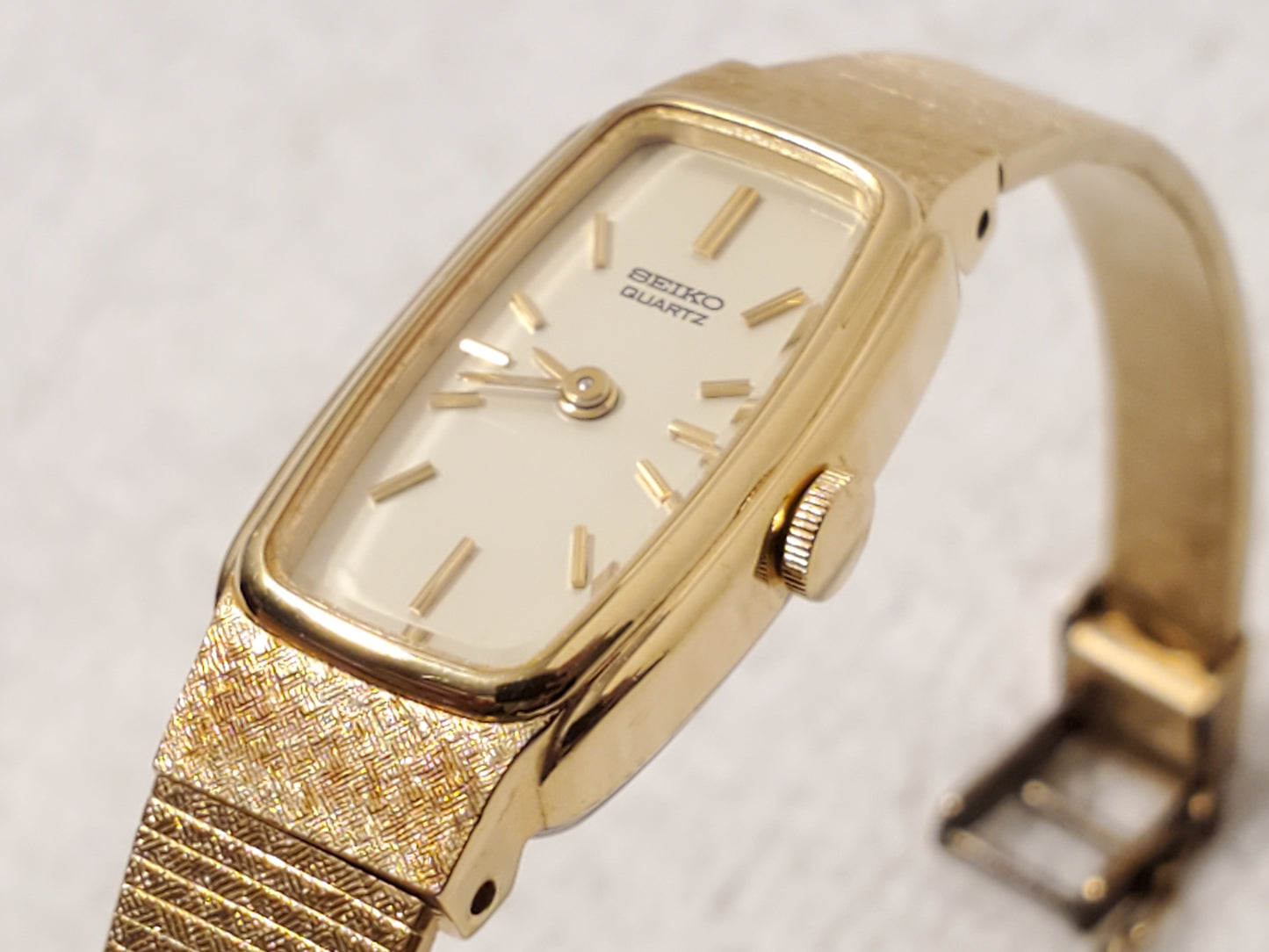 Vintage Seiko Women's Quartz Watch Cream Dial Gold Tone Six Jewels Base Metal