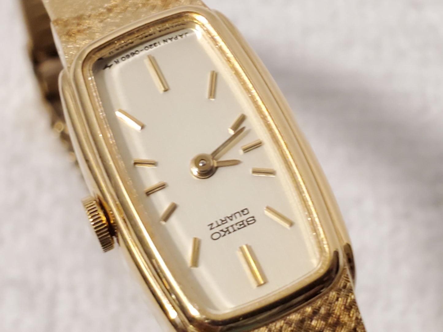 Vintage Seiko Women's Quartz Watch Cream Dial Gold Tone Six Jewels Base Metal